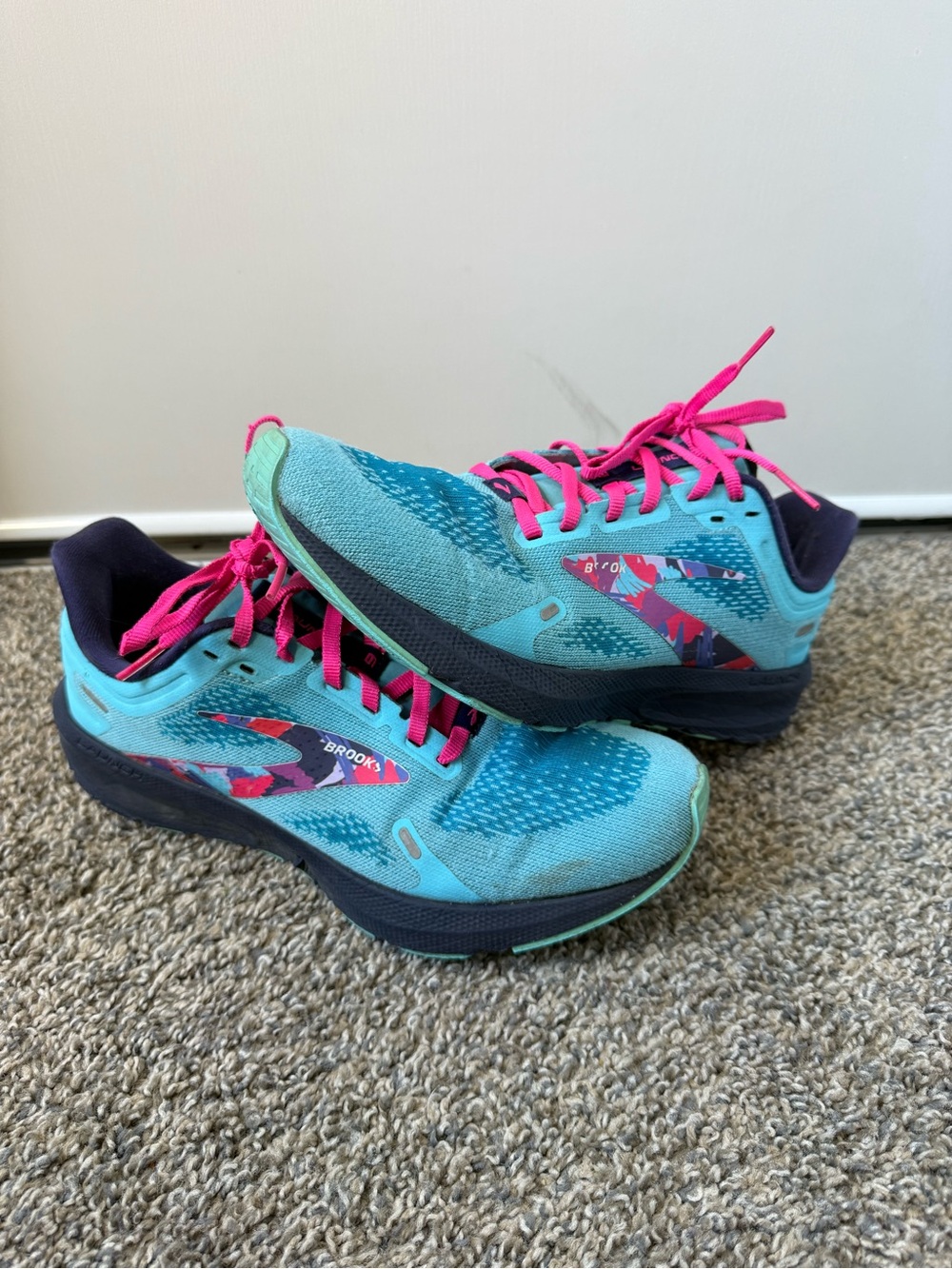 Brooks launch 9 size 8.5 Women’s Turquoise Running Shoes with Hot Pink Laces